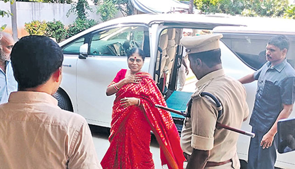 Vijayamma-CM-Jagans-mother-is-a-near-miss