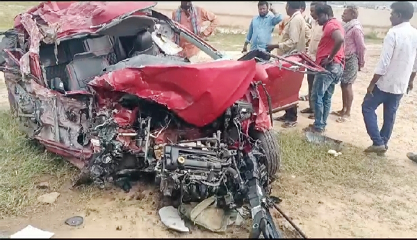 A-car-hit-a-lorry-three-youths-died