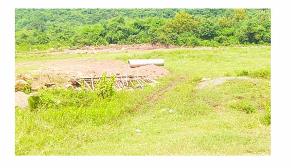 రియల్‌ ఎస్టేట్‌కు ప్రభుత్వ భూముల్లో రోడ్డు