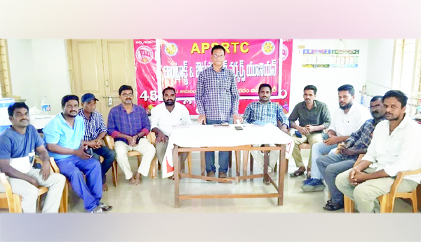  ఆర్‌టిసి అవుట్‌ సోర్సింగ్‌ కార్మికులకు థర్డ్‌పార్టీ విధానాన్ని రద్దు చేయాలి