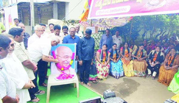 రాష్ట్రంలో ప్రజాస్వామ్యం ఖూనీ