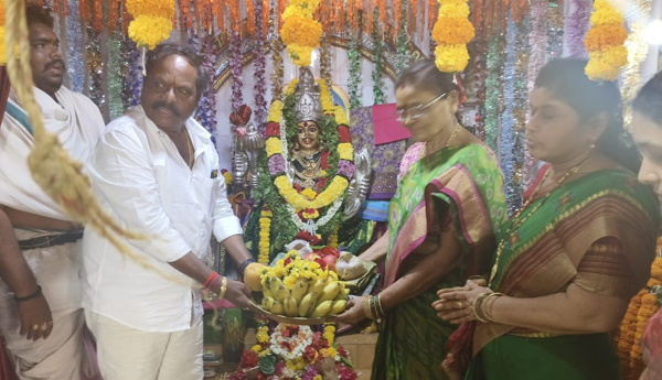 /Gift-of-golden-sutras-to-Goddess