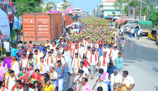 women-rally-with-pala-kalasam