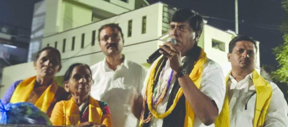 ప్రజలకు తెలియజేస్తున్న మాజీ ఎమ్మెల్యే బీవీ