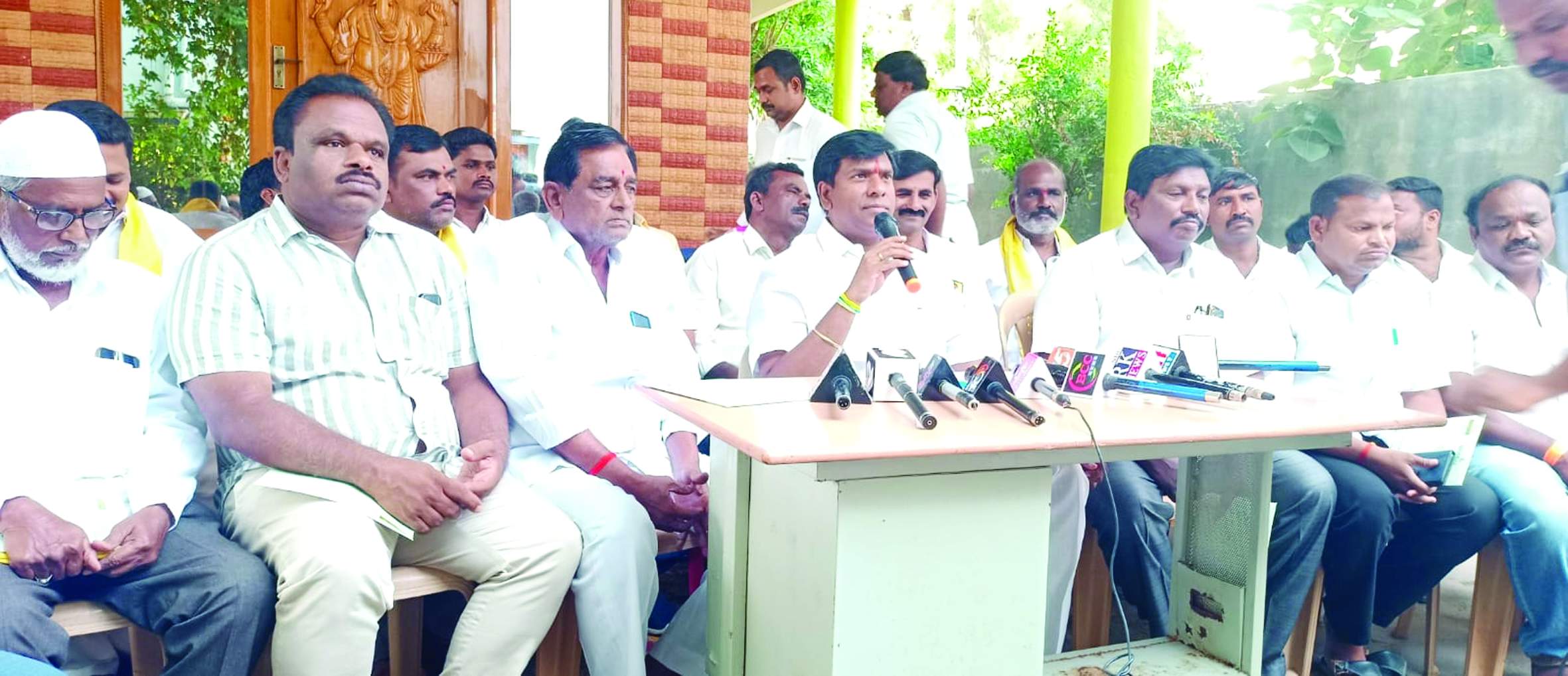 సమావేశంలో మాట్లాడుతున్న మాజీ ఎమ్మెల్యే బీవీ