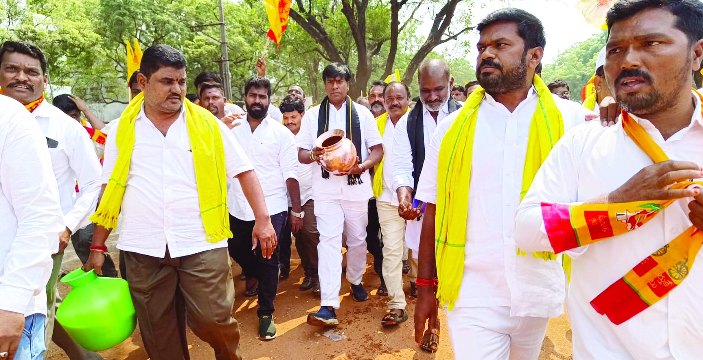 నిరసన తెలుపుతున్న టిడిపి నాయకులు