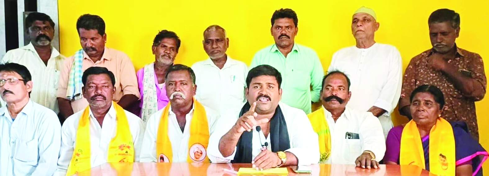 సమావేశంలో మాట్లాడుతున్న నాయకులు