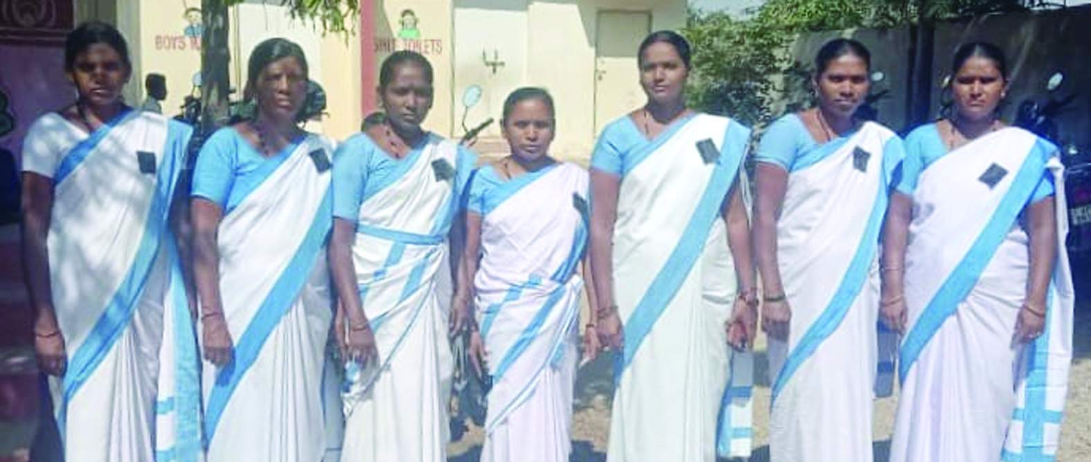 నల్ల బ్యాడ్జీలు ధరించి నిరసన చేపడుతున్న ఆశాలు