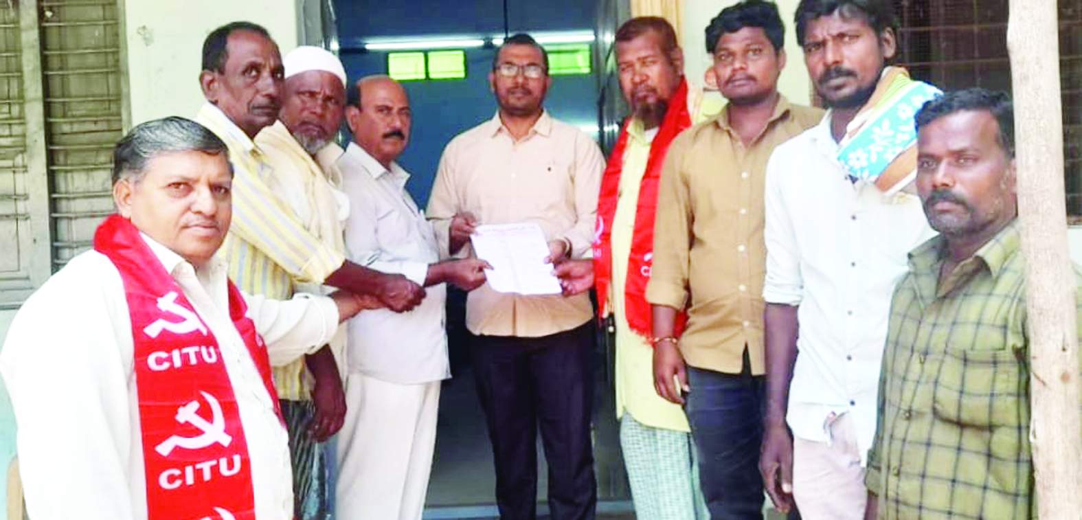 వినతిపత్రం అందిస్తున్న సిపిఎం నాయకులు