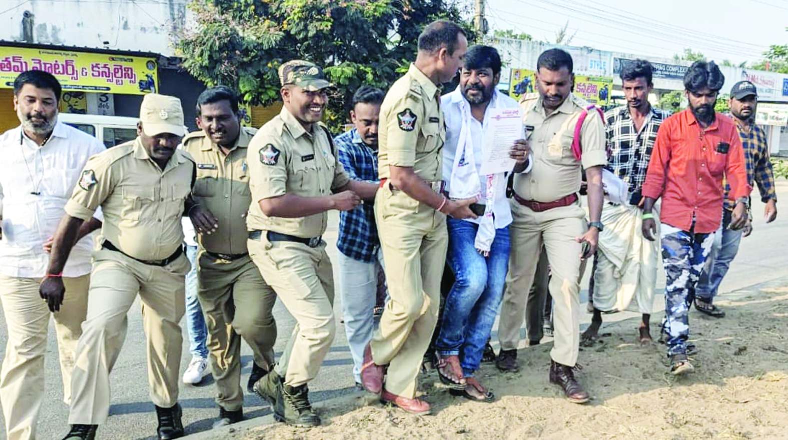 పోలీసుల అదుపులో ఉన్న వరుణ్‌