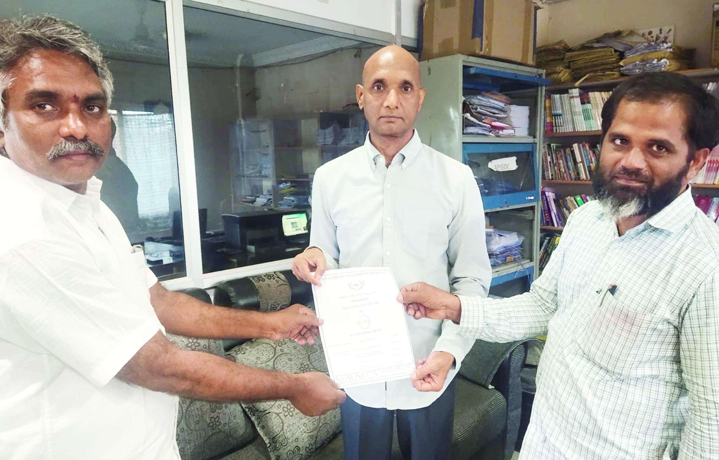 కరపత్రాన్ని విడుదల చేస్తున్న యాజమాన్యం