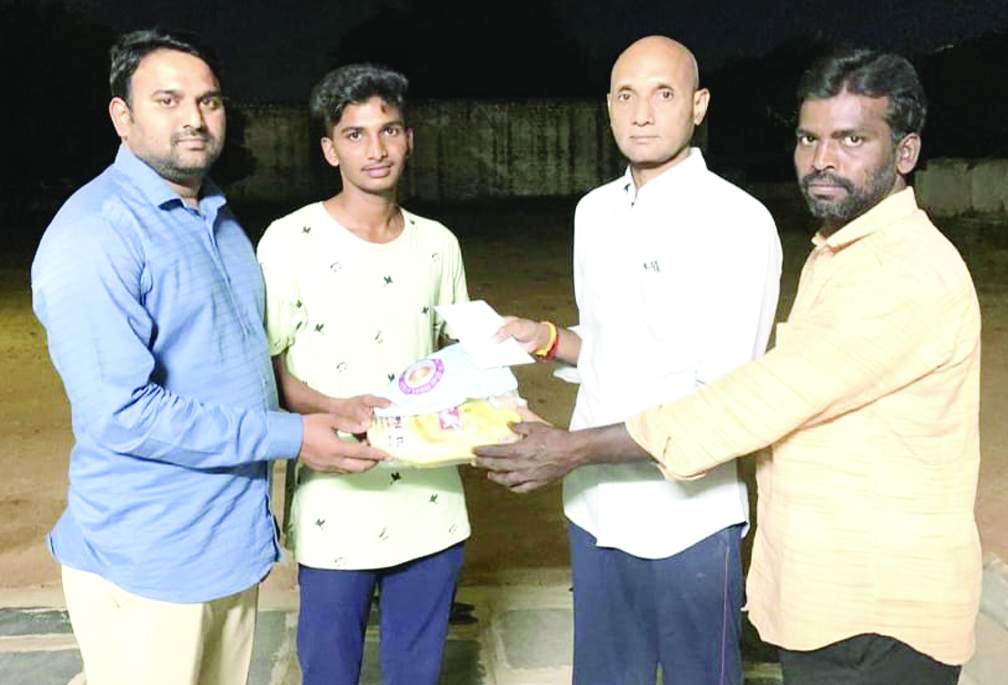 విద్యార్థిని అభినందిస్తున్న కళాశాల సిఇఒ తిరుమల రెడ్డి