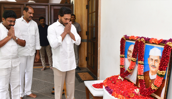 /Tribute-to-Mahatma-Gandhi-Lal-Bahadur-Shastri-by-Governor-CM