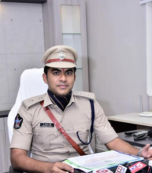 సైబర్‌ నేరగాల పట్ల అప్రమత్తంగా ఉండాలి : ఎస్పీ