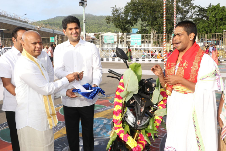 టీటీడీకి ద్విచక్ర వాహనం విరాళం