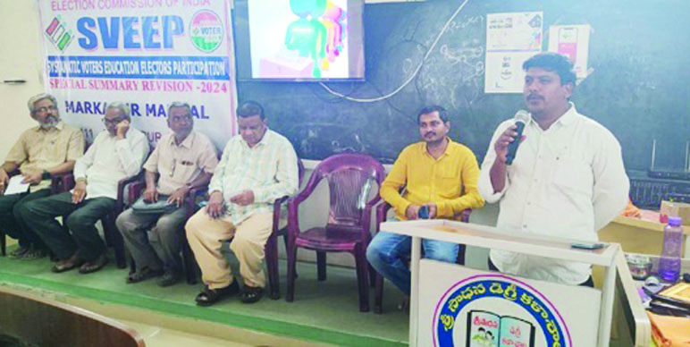 మాట్లాడుతున్న తహశీల్దారు మంజునాథరెడ్డి
