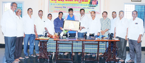 పర్చూరులో కుట్టు మిషన్లు పంపిణీ చేస్తున్న దృశ్యం