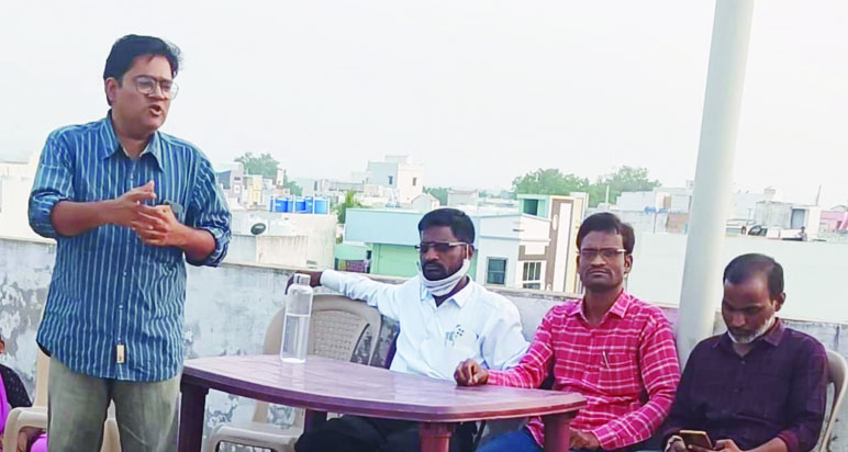 అవగాహన కార్యక్రమంలో మాట్లాడుతూన్న డాక్టర్‌ బి.శరత్‌