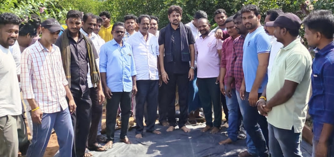 సీసీ రోడ్డు నిర్మాణ పనులు ప్రారంభం
