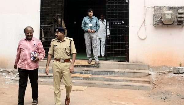 ఈవీఎం గోడౌన్‌ భద్రత ఏర్పాట్లను ఎస్పీ పరిశీలన