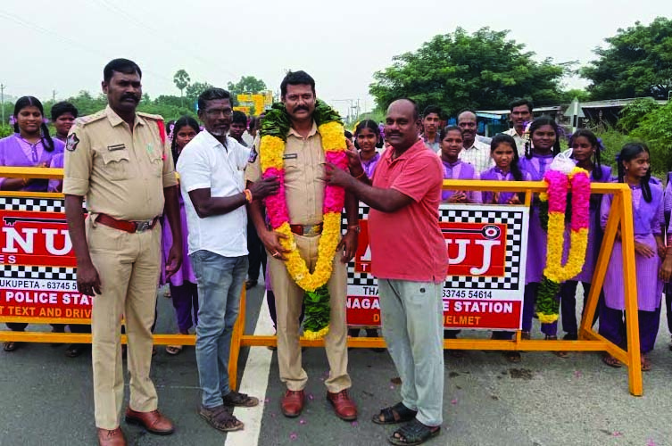 బారికేడ్లు ఏర్పాటు చేసిన పోలీసులకు అభినందన