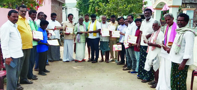 గ్యారెంటీ బాండ్లు పంపిణీ చేస్తున్న దృశ్యం