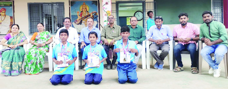 విద్యార్ధులను అభినందిస్తున్న దృశ్యం