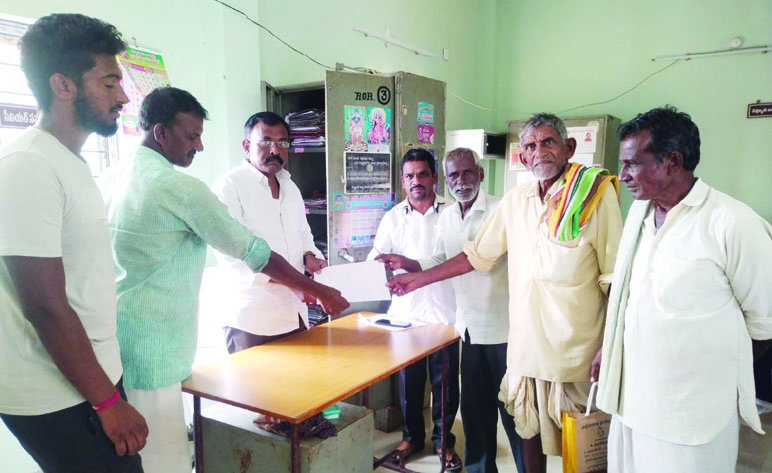 తహశీల్దార్‌కు వినతిపత్రం అందజేస్తున్న సిపిఎం నాయకులు