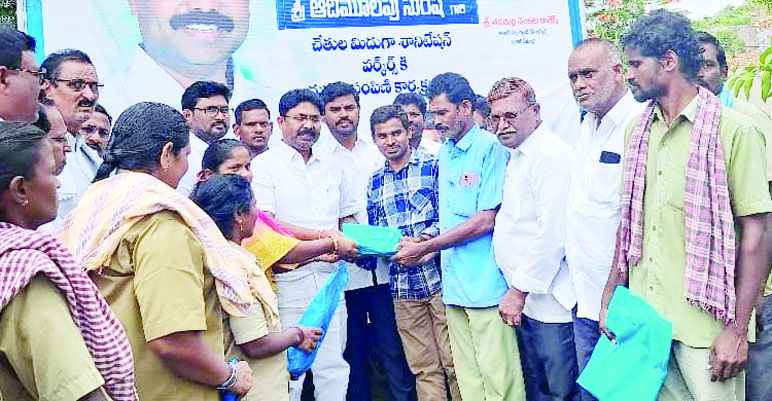 కార్మికులకు దుస్తులు పంపిణీ చేస్తున్న మంత్రి సురేష్‌
