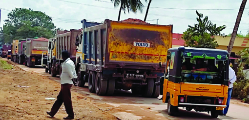 తాపేశ్వరం రోడ్డులో ట్రాఫిక్‌కు అంతరాయం