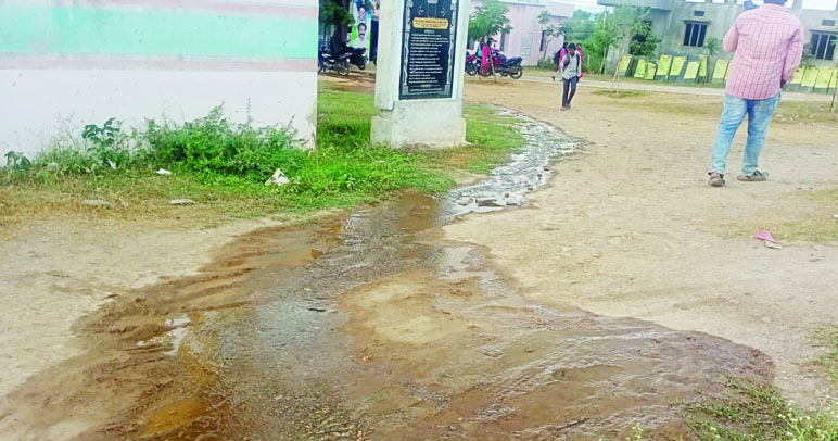వృథాగా పోతున్న నీరు