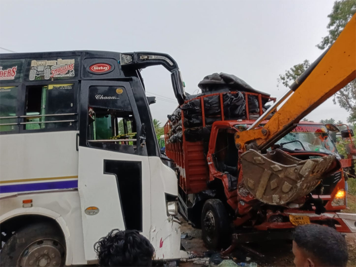 ఈచర్‌ ట్రావెల్స్‌, బస్సు ఢకొీ