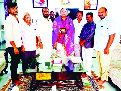 మేరిగను కలిసిన తాళమ్మ దేవస్థాన కమిటీ సభ్యులు