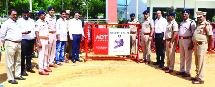 ట్రాఫిక్‌ నియంత్రణకు 500 ఐరన్‌ బ్యారికేడ్స్‌ వితరణ