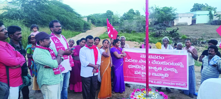 శ్రమజీవులకు అండగా ఎర్రజెండ