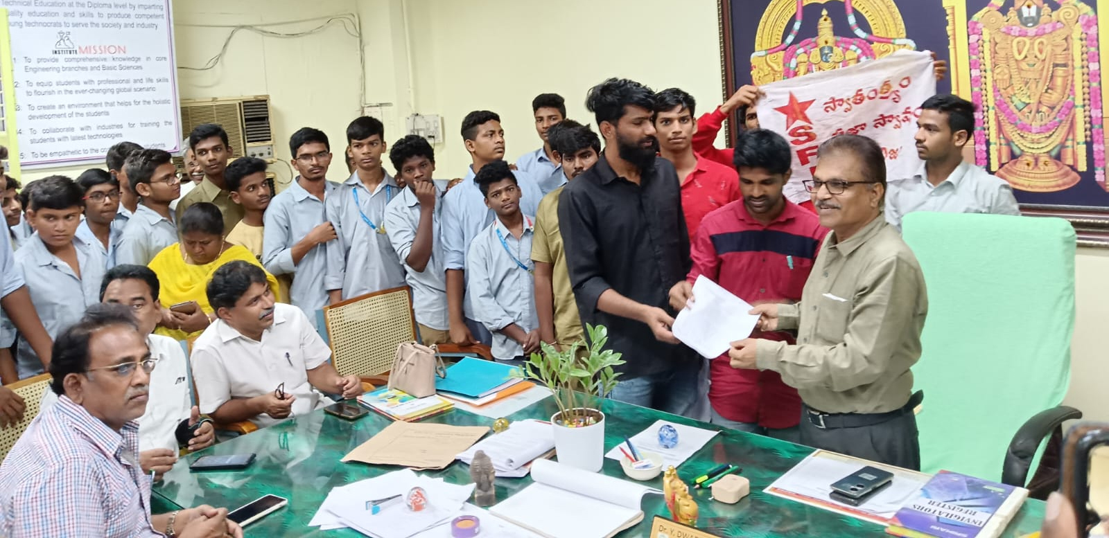 పాలిటెక్నిక్‌ కళాశాల ప్రిన్సిపల్‌కు ఎస్‌ఎఫ్‌ఐ వినతి