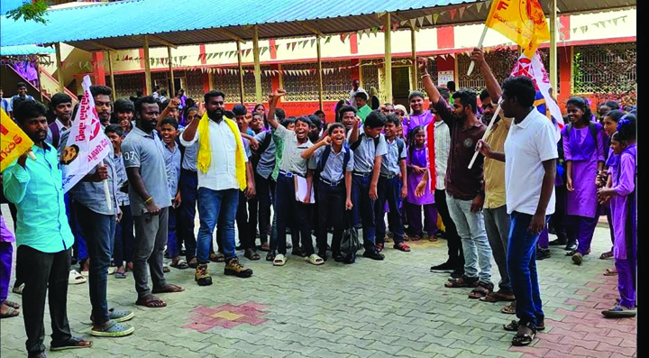 విశాఖ ఉక్కు ఫ్యాక్టరీ ప్రైవేటీకరణ రద్దు చేయాలి విద్యార్థుల బంద్‌ విజయవంతం