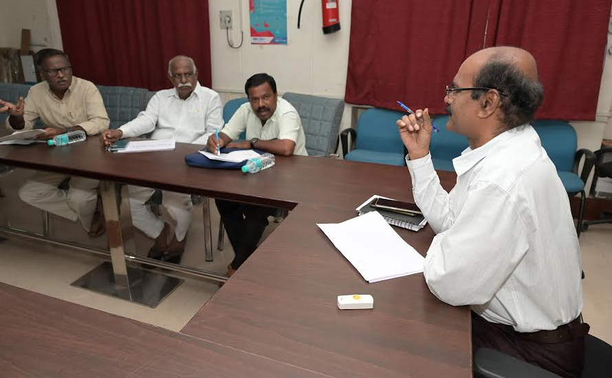 రాజకీయ పార్టీ ప్రతినిధుల సమావేశంలో మాట్లాడుతున్న డిఆర్‌ఓ