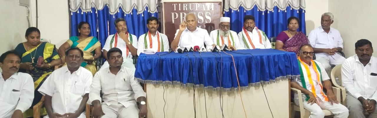 అంగన్వాడి టీచర్లకు జీతాలు పెంచాలి