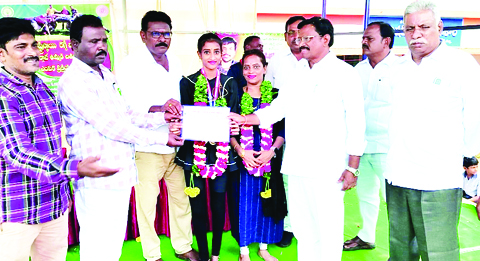 చదువుతో పాటు క్రీడల్లోనూ రాణించాలి: ఎమ్మెల్యే