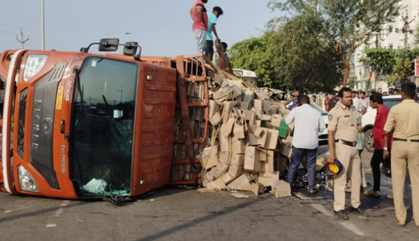 మధురవాడలో మద్యం లారీ బోల్తా 