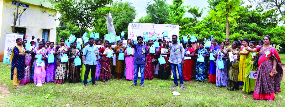 ఉత్సాహంగా 'నీటి దీపావళి' నీటి దీపావళి కార్యక్రమంలో మున్సిపల్‌ సిబ్బంది, డ్వాక్రా మహిళలు