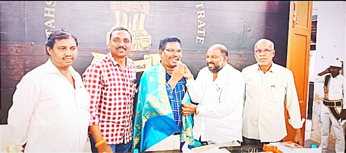 ఆర్ డి ఓ రవీందర్ ను సన్మానిస్తున్న రాజకీయ పార్టీల నాయకులు