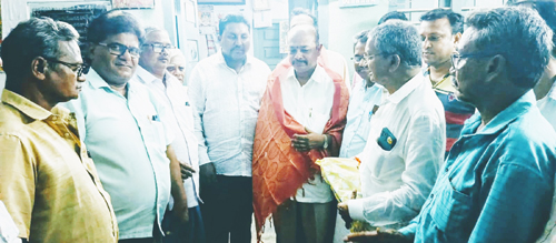 అవారు  సాంబయ్యను సత్కరిస్తున్న ఐలవరం టిడిపి నాయకులు