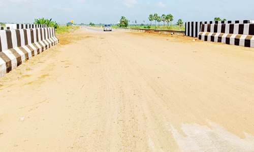 రహదారిపై అడ్డుగా ఉన్న మట్టి తొలగింపు