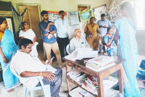ఓలేరు అంగన్వాడీ కేంద్రంలో రికార్డులు పరిశీలిస్తున్న అధికారులు