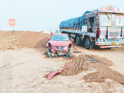 జాతీయ రహదారిపై ప్రమాదానికి గురైన కారు