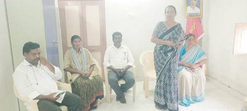 సమావేశంలో మాట్లాడుతున్న డి రమాదేవి