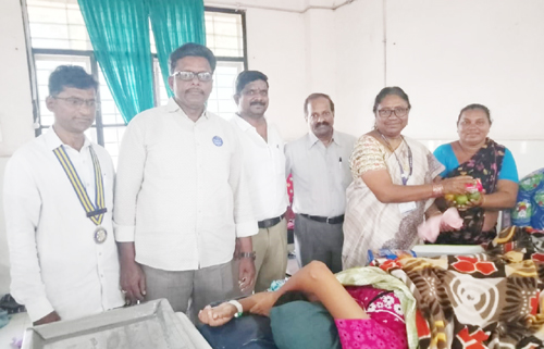 ఏరియా వైద్యశాలలో పండ్లు పంపిణీ