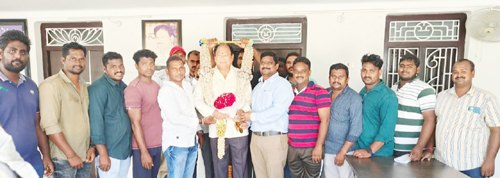 ఎమ్మెల్యే బలరాంను  సత్కరిస్తున్న తాడి వలస దేవరాజు 